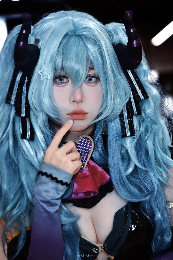 Shoot with Nikon D3100 (+ Andoer GN40) & Nikon AF-S DX 55-300mm f/4.5-5.6G ED VR (+ K&F Concept A-Series HD Black Mist Diffusion 1/4). No rim light or other direct light sources were used.