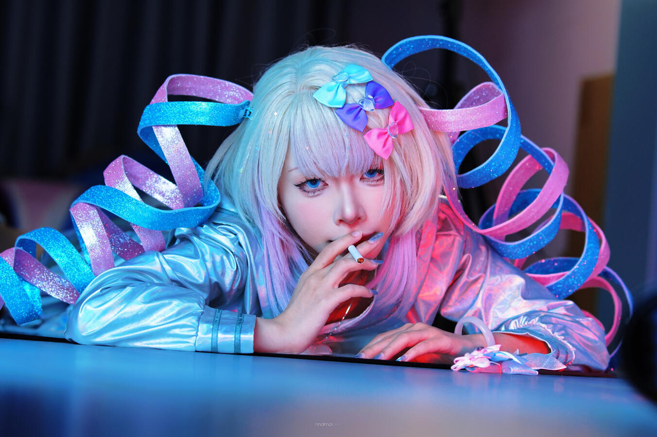 Hình ảnh chỉ mang tính chất nghệ thuật, hư cấu. Các đạo cụ được sử dụng là giả, và sử dụng trong môi trường được kiểm soát khắt khe. (Chúng) Tôi KHÔNG khuyến khích mọi hành vi tự làm hại bản thân.