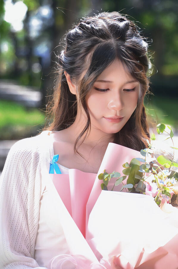 Shoot with Nikon D3100 (+ Andoer GN40) & Nikon AF-S DX 55-300mm f/4.5-5.6G ED VR (+ K&F Concept A-Series HD Black Mist Diffusion 1/4). No rim light or other direct light sources were used.