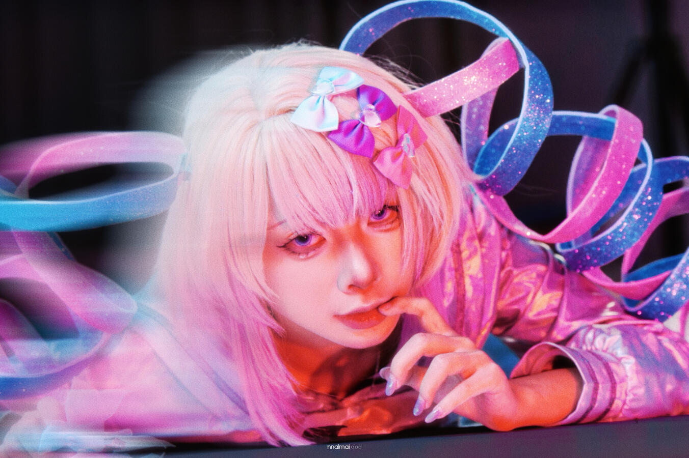 Hình ảnh chỉ mang tính chất nghệ thuật, hư cấu. Các đạo cụ được sử dụng là giả, và sử dụng trong môi trường được kiểm soát khắt khe. (Chúng) Tôi KHÔNG khuyến khích mọi hành vi tự làm hại bản thân.