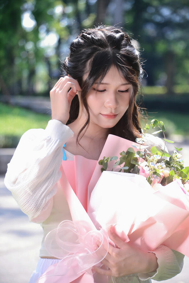 Shoot with Nikon D3100 (+ Andoer GN40) & Nikon AF-S DX 55-300mm f/4.5-5.6G ED VR (+ K&F Concept A-Series HD Black Mist Diffusion 1/4). No rim light or other direct light sources were used.